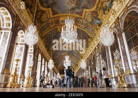 'Vue de la Galerie des glaces récemment rénovée au Château de Versailles, près de Paris, le lundi 25 juin 2007 avant l'ouverture publique du 27 juin. Après 4 ans de travail, la salle des glaces du château de Versailles rénovée a rouvert ses portes au public lundi. La salle, qui a été témoin de la signature du traité de Versailles après la première Guerre mondiale, a subi un soulèvement sur trois ans, 12 millions d'euros (8 millions de livres) que les responsables disent restaurera sa splendeur sans rajeunissement artificiel. Construit en 1684 sur les ordres du « roi des nations » Louis XIV, le Ha Banque D'Images