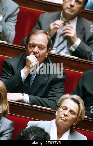 L'ancienne présidente de l'Assemblée nationale, Patrick Ollier, et la ministre de l'intérieur, Michele Alliot-Marie, assistent à une séance de travail à l'Assemblée nationale à Paris, en France, le 26 juin 2007. Les législateurs français sont retournés à l'Assemblée nationale pour la première fois depuis les élections présidentielles et parlementaires. Le nouveau président du Parlement français, Bernard Accoyer, a prononcé un discours après son élection au cours de la séance d'ouverture. Photo de Thierry Orban/ABACAPRESS.COM Banque D'Images