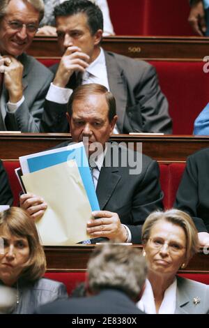 L'ancienne présidente de l'Assemblée nationale, Patrick Ollier, et la ministre de l'intérieur, Michele Alliot-Marie, assistent à une séance de travail à l'Assemblée nationale à Paris, en France, le 26 juin 2007. Les législateurs français sont retournés à l'Assemblée nationale pour la première fois depuis les élections présidentielles et parlementaires. Le nouveau président du Parlement français, Bernard Accoyer, a prononcé un discours après son élection au cours de la séance d'ouverture. Photo de Thierry Orban/ABACAPRESS.COM Banque D'Images