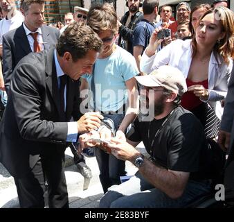 Le président français Nicolas Sarkozy pose avec des résidents locaux lors d'une visite d'une journée à Lyon, dans le centre de la France, le 29 juin 2007. Photos de Vincent Dargent/ABACAPRESS.COM Banque D'Images