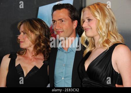 (G-D) les acteurs Elisabeth Shue, Andrew Shue et Carly Schroeder assistent à la première de 'Gracie' qui s'est tenue à AMC Loews Lincoln Plaza le mercredi 30 mai 2007 à New York City, États-Unis. Photo de Gregorio Binuya/ABACAUSA.COM (en photo : Elisabeth Shue, Andrew Shue, Carly Schroeder) Banque D'Images