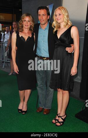 (G-D) les acteurs Elisabeth Shue, Andrew Shue et Carly Schroeder assistent à la première de 'Gracie' qui s'est tenue à AMC Loews Lincoln Plaza le mercredi 30 mai 2007 à New York City, États-Unis. Photo de Gregorio Binuya/ABACAUSA.COM (en photo : Elisabeth Shue, Andrew Shue, Carly Schroeder) Banque D'Images