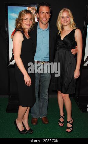 (G-D) les acteurs Elisabeth Shue, Andrew Shue et Carly Schroeder assistent à la première de 'Gracie' qui s'est tenue à AMC Loews Lincoln Plaza le mercredi 30 mai 2007 à New York City, États-Unis. Photo de Gregorio Binuya/ABACAUSA.COM (en photo : Elisabeth Shue, Andrew Shue, Carly Schroeder) Banque D'Images