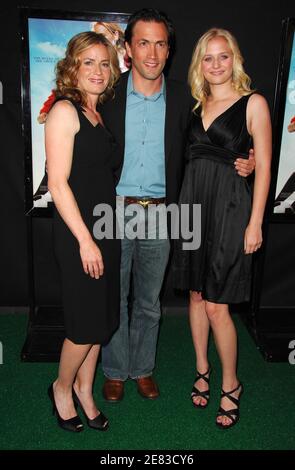 (G-D) les acteurs Elisabeth Shue, Andrew Shue et Carly Schroeder assistent à la première de 'Gracie' qui s'est tenue à AMC Loews Lincoln Plaza le mercredi 30 mai 2007 à New York City, États-Unis. Photo de Gregorio Binuya/ABACAUSA.COM (en photo : Elisabeth Shue, Andrew Shue, Carly Schroeder) Banque D'Images