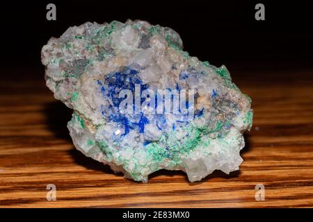 Linarite sur Quartz, avec fluorite de la mine Blanchard au Nouveau-Mexique Banque D'Images