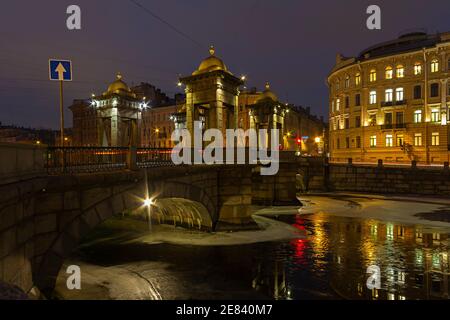 Pont Lomonosov, rivière Fontanka, nuit d'hiver, Saint-Pétersbourg, Russie Banque D'Images