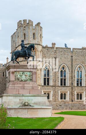 08/27/2020. Château de Windsor, Royaume-Uni. Visite de la résidence royale de Windsor. Une statue de bronze de Charles II à cheval à côté de l'aile sud. Banque D'Images