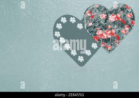Arrière-plan en bois avec coeurs et fleurs teintés. Le concept de la Saint-Valentin Banque D'Images