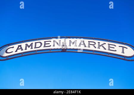 Londres, Royaume-Uni. 25 janvier 2021. Le panneau Camden Market contre un ciel bleu. Crédit: Waldemar Sikora Banque D'Images