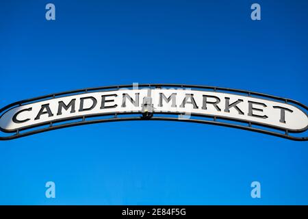 Londres, Royaume-Uni. 25 janvier 2021. Le panneau Camden Market contre un ciel bleu. Crédit: Waldemar Sikora Banque D'Images