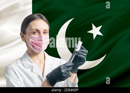 La jeune fille prépare la vaccination contre le fond du drapeau du Pakistan. Concept de vaccination Pakistan. Banque D'Images
