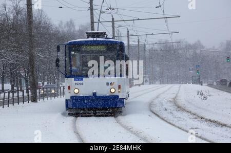 Riga, Lettonie. 30 janvier 2021. Un tramway circule dans la neige à Riga, en Lettonie, le 30 janvier 2021. Un cyclone avec un centre à la frontière entre l'Estonie et la Russie a provoqué une longue période de fortes chutes de neige en Lettonie ce week-end, ont déclaré des météorologues samedi. Le Centre letton de l'environnement, de la géologie et de la météorologie a émis un avertissement orange sur les chutes de neige et les blizzards, qui devaient augmenter la couverture de neige déjà épaisse dans les parties nord du pays et la capitale Riga de 20 centimètres d'ici dimanche matin. Crédit: Edijs Palens/Xinhua/Alamy Live News Banque D'Images