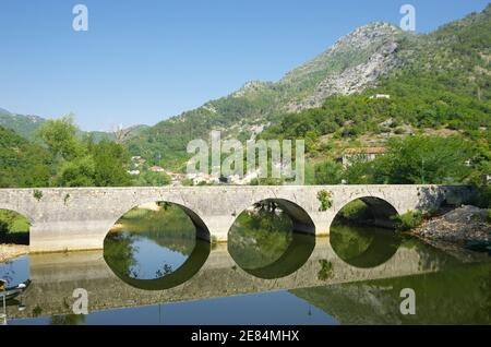 Pont sur la rivière Crnojevica dans le parc national du lac Skadar, Monténégro Banque D'Images