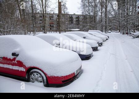 Riga, Lettonie. 30 janvier 2021. Les véhicules sont couverts de neige à Riga, en Lettonie, le 30 janvier 2021. Un cyclone avec un centre à la frontière entre l'Estonie et la Russie a provoqué une longue période de fortes chutes de neige en Lettonie ce week-end, ont déclaré des météorologues samedi. Le Centre letton de l'environnement, de la géologie et de la météorologie a émis un avertissement orange sur les chutes de neige et les blizzards, qui devaient augmenter la couverture de neige déjà épaisse dans les parties nord du pays et la capitale Riga de 20 centimètres d'ici dimanche matin. Crédit: Edijs Palens/Xinhua/Alamy Live News Banque D'Images