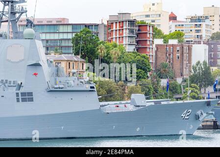 Navire de la marine australienne HMAS Sydney (DDG 42) Un destroyer Air Warfare de classe Hobart amarré aux côtés de sa sœur Navire HMAS Hobart à Garden Island à Sydney Banque D'Images