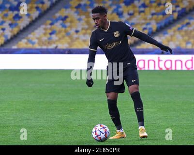 KIEV, UKRAINE - 24 NOVEMBRE 2020 : le Junior Firpo de Barcelone contrôle une balle lors du match de la Ligue des champions de l'UEFA contre Dynamo Kyiv au stade NSC Olimpiyskyi à Kiev. Barcelone a gagné 4-0 Banque D'Images