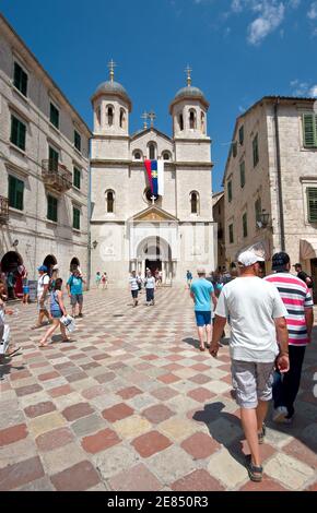 KOTOR, MONTÉNÉGRO - JUILLET 18 : sur la place Saint-Luc, une foule de personnes se trouve l'église orthodoxe Saint-Nicolas. La vieille ville de Kotor est classée au patrimoine mondial de l'UNESCO. Banque D'Images