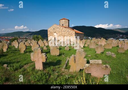 NOVI PAZAR, SERBIE - 26 juillet : cimetière historique et église orthodoxe serbe du IXe siècle des Saints Apôtres Saint-Pierre et Saint-Paul le 26 juillet 2013. ONU Banque D'Images