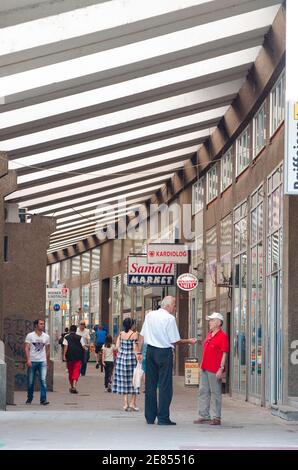 NOVI PAZAR, SERBIE - 26 juillet : les clients marchent le long de la rue commerçante couverte AVNOJ le 26 juillet 2013 dans le centre-ville de Novi Pazar. Novi Pazar signifie « nouvelle marke Banque D'Images