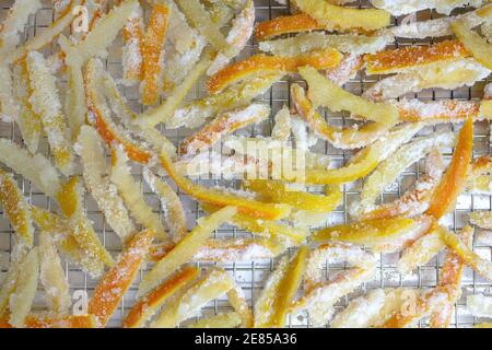 Les peaux d'orange et de citron confites se reposant dans une casserole à sécher jusqu'à ce qu'il soit terminé Banque D'Images