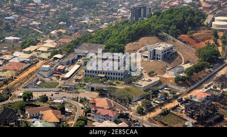 Freetown Sierra Leone États-Unis d'Amérique ville de l'ambassade. Extrême pauvreté en Afrique de l'Ouest. Climat tropical, environnement de la savane à la forêt tropicale. Banque D'Images