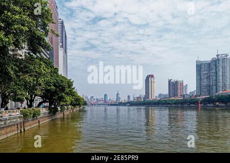 paysage urbain à guangzhou, le long de la rivière, réflexions de jours de gratte-ciels Banque D'Images