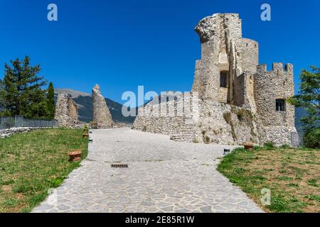 Ruines du château normand de Souabe à Morano Calabro Construit au XIIIe siècle, Calabre Italie Banque D'Images