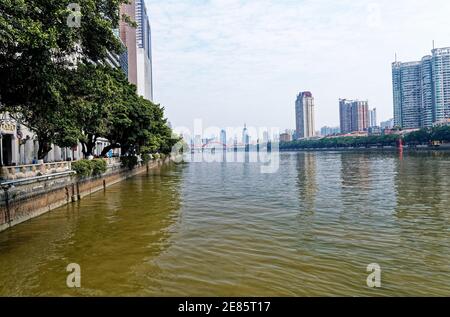 paysage urbain à guangzhou, le long de la rivière, réflexions de jours de gratte-ciels Banque D'Images