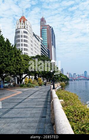 paysage urbain à guangzhou, le long de la rivière, réflexions de jours de gratte-ciels Banque D'Images