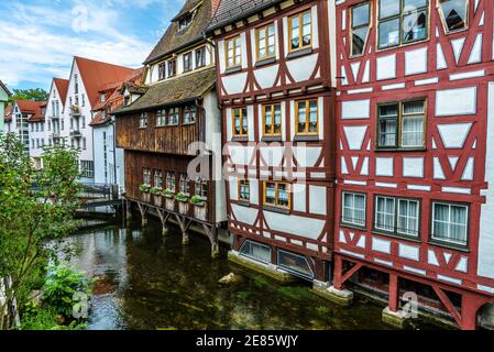 Maisons à colombages dans la vieille rue d'Ulm, en Allemagne. Belle vue sur les façades typiques du quartier historique des pêcheurs. Cet endroit est célèbre Banque D'Images