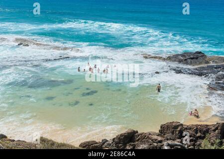 Les personnes qui nagent dans les piscines de Champagne, le parc national de Great Sandy, Fraser Island, Queensland, Australie, Banque D'Images