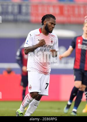 (210131) -- BOLOGNE, le 31 janvier 2021 (Xinhua) -- Frank Kessie, de l'AC Milan, célèbre lors d'un match de football série A entre Bologne et AC Milan à Bologne, Italie, le 30 janvier 2021. (Photo Daniele Mascolo/Xinhua) Banque D'Images