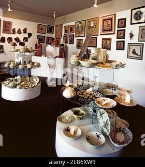 La vannerie amérindienne, les peintures originales et d'autres œuvres d'art indiennes attirent un touriste dans la boutique de cadeaux du Indian Pueblo Cultural Center d'Albuquerque, Nouveau-Mexique, États-Unis. Cette vitrine pour les membres artistiques des tribus Pueblo de cet État du sud-ouest donne aux visiteurs l'occasion de posséder des arts et des métiers indiens authentiques qui incluent des bijoux et des textiles autochtones traditionnels. Le Indian Pueblo Cultural Centre est un musée vivant de classe mondiale où vous pouvez également apprendre l'histoire fascinante des autochtones, regarder des danses culturelles et goûter la cuisine traditionnelle et contemporaine des autochtones. Banque D'Images