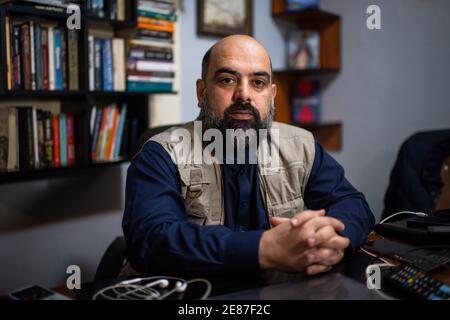 Kaboul, Afghanistan. 30 janvier 2021. Bilal Sarwari, l'un des journalistes les plus connus d'Afghanistan, siège dans son bureau à Kaboul. Une série de meurtres ciblés ébranle le pays et la capitale Kaboul. (À dpa 'organisation de médias afghane: 'La liberté d'expression est sous menace directe') Credit: Arne Emmanuel Bänsch/dpa/Alay Live News Banque D'Images