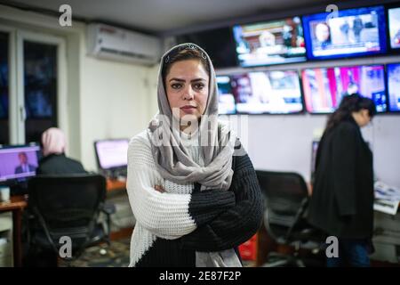 Kaboul, Afghanistan. 30 janvier 2021. Anisa Shahid, l'un des journalistes les plus connus d'Afghanistan, se trouve dans la salle de presse de la chaîne de télévision Tolonews à Kaboul. Une série de meurtres ciblés secouent le pays et la capitale Kaboul. (À dpa 'organisation de médias afghane: 'La liberté d'expression est sous menace directe') Credit: Arne Emmanuel Bänsch/dpa/Alay Live News Banque D'Images