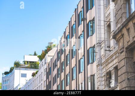 Terrasse verte sur le toit de la maison. Centre-ville par beau jour d'été. Paysage urbain de Milan. Banque D'Images