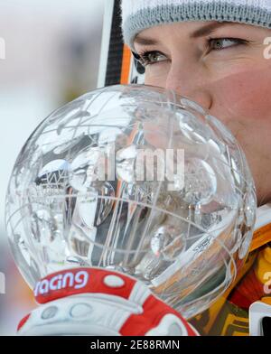 Lindsey Vonn of the U.S. kisses her overall women's Super-G Ski World Cup trophy after the season's last race at the Alpine Skiing World Cup Finals in Are March 12, 2009.     REUTERS/Wolfgang Rattay (SWEDEN)