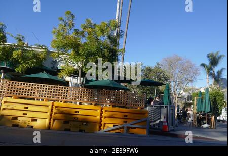 West Hollywood, Californie, États-Unis 30 janvier 2021 UNE vue générale de l'atmosphère des barricades de restauration en plein air ouvert de nouveau le 30 janvier 2021 à West Hollywood, Californie, États-Unis. Photo par Barry King/Alay stock photo Banque D'Images