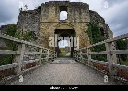 Passerelle, porte et entrée au château de Helmsley, Yorkshire, Angleterre Banque D'Images