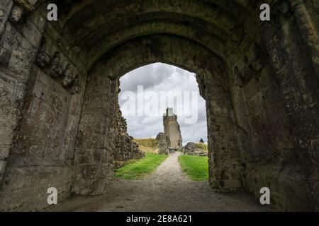 La tour est du château de Helmsley, dans le Yorkshire, vue par la porte du château Banque D'Images