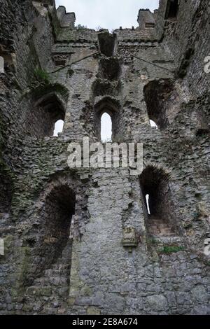 Vue sur les vestiges de la tour est du château de Helmsley, Yorkshire, Angleterre Banque D'Images