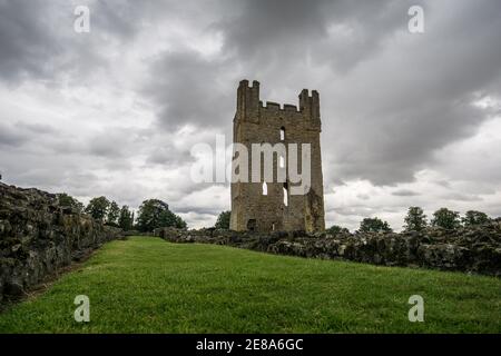 Vestiges de la tour est du château de Helmsley, North Yorkshire, Angleterre Banque D'Images