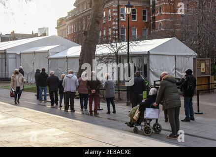 Londres, Royaume-Uni. 21 janvier 2021. Les gens qui font la queue pour se faire vacciner contre le covid-19 à côté du King's College de Londres.le NHS offre actuellement le vaccin contre le covid-19 aux personnes les plus exposées au coronavirus. Credit: Petra Figueroa/SOPA Images/ZUMA Wire/Alay Live News Banque D'Images