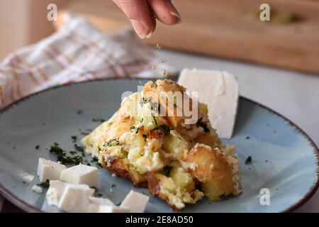 Italien gnocchi de pommes de terre, boulettes de pommes de terre avec une sauce au fromage, jambon et basilic sur une plaque Banque D'Images