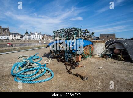 Filets de pêche, cordes et paniers sur un quai dans le port de Stonehaven, une ville d'Aberdeenshire, en Écosse Banque D'Images