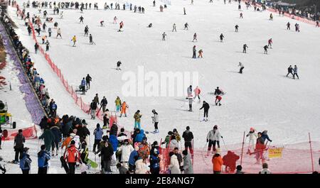 Pékin, province chinoise de Zhejiang. 16 janvier 2021. Les gens skent à la station de ski de Wansongling, dans le quartier de Linn'an, Hangzhou, dans la province de Zhejiang en Chine orientale, le 16 janvier 2021. Credit: Huang Zongzhi/Xinhua/Alamy Live News Banque D'Images