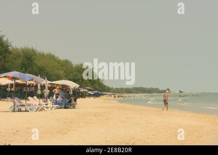 DISTRICT DE CHA-AM, THAÏLANDE - 24 février, 2017 - plage près de la côte du district de touristes bronzer et se détendre dans la région de Cha-am Thaïlande Banque D'Images