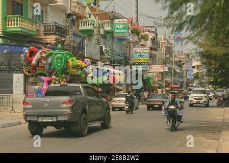 DISTRICT DE CHA-AM, THAÏLANDE - 24 février 2017 - Vue de rue animée avec des magasins et des hôtels à proximité de la côte de la plage de Cha-am Thaïlande Banque D'Images