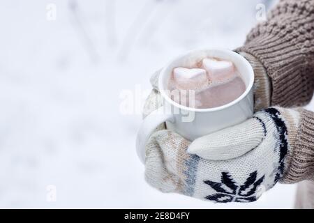 femme mains tenant mug avec chocolat chaud Banque D'Images
