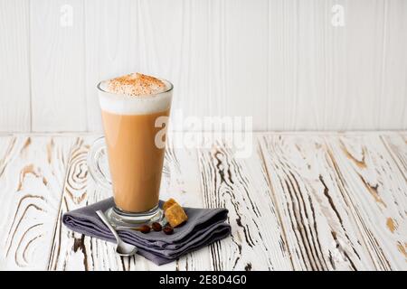 tasse de cappuccino sur table Banque D'Images